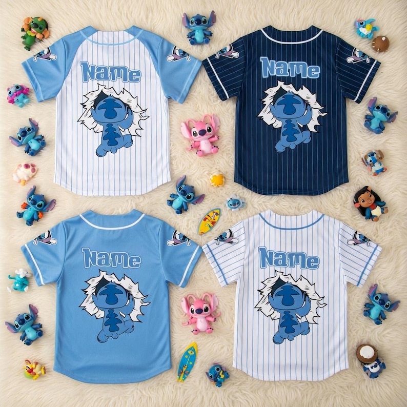 Peut inclure: Quatre maillots de baseball blancs, bleus et marine, chacun avec un dessin de personnage de dessin anim&eacute; et le mot "Name". Les maillots sont entour&eacute;s de figurines de personnages et de petits jouets, cr&eacute;ant un th&egrave;me ludique.