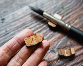 Trio de repose-brosses en bois fabriqué à partir de châtaignier américain récupéré, accessoires de bureau pour fournitures d'artiste par Peg and Awl