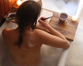 Bandeja de baño de madera sostenible en roble, Carrito de baño natural para el cuidado personal, Bandeja de bañera de clavija y punzón