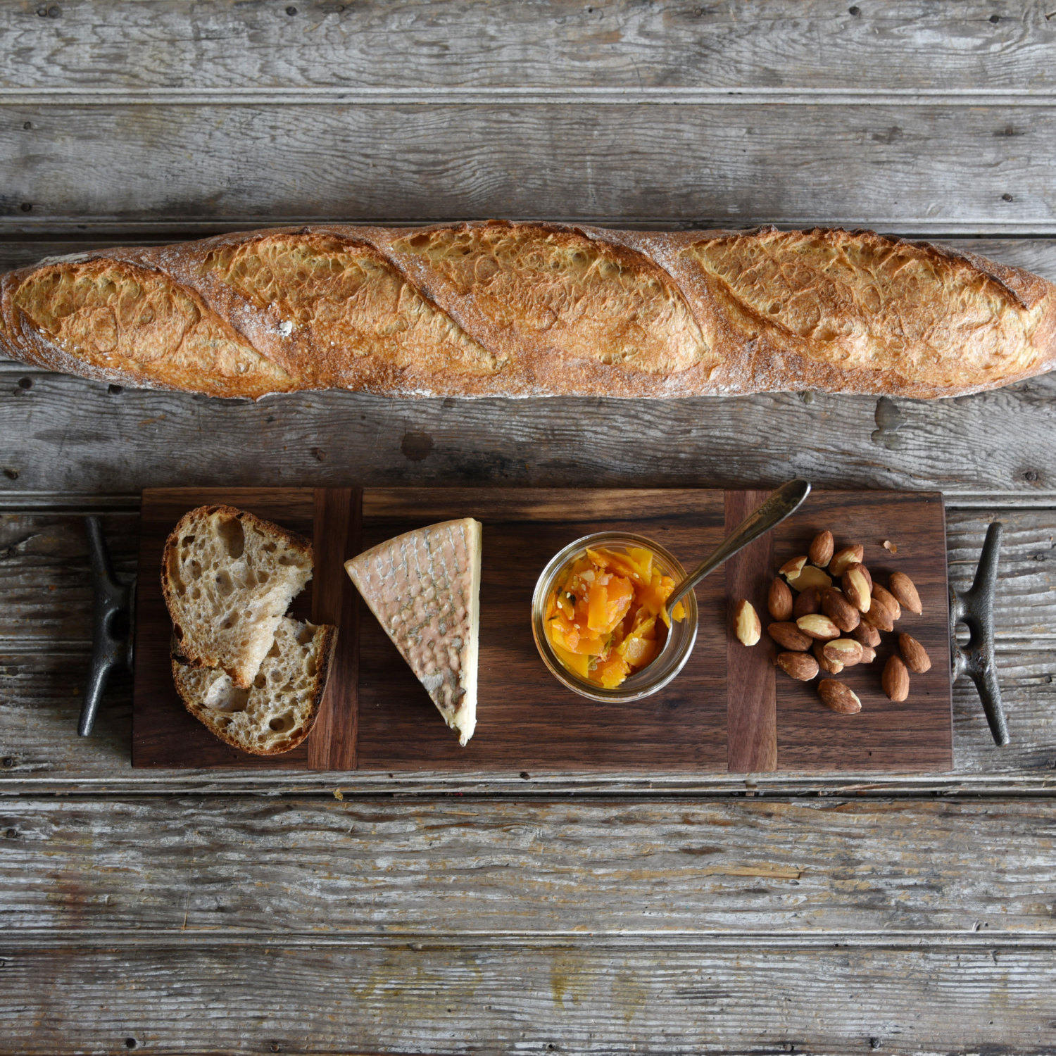 Planche de Charcuterie, Planche à Découper Personnalisée, Plateau Service en Bois Par Peg et Awl | G