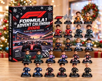 Könnte beinhalten: Ein Formel 1 2026 Adventskalender mit einer Rennstreckengrafik und vierundzwanzig Miniatur-Rennfahrerfiguren in verschiedenen Team-Uniformen, die jeweils auf einem schwarzen Sockel mit Helm stehen.