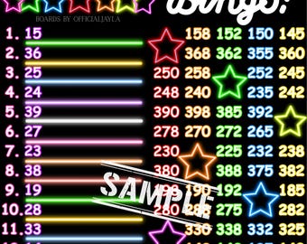 Può includere: Sfondo nero con testo al neon e grafica a stella. Il testo recita "400 WTA REACH FOR THE STARS Bingo!" con righe e colonne numerate di numeri. Una filigrana "SAMPLE" è al centro.