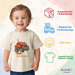 以下が含まれることがあります： ベージュ色の子供用Tシャツ。赤とオレンジ色のモンスターカーのデザインで、名前は「ANDERSON」です。トラックは泥だらけのタイヤが付いています。シャツは綿100％です。「Superior Print & Premium Toddler」の文字も表示されています。
