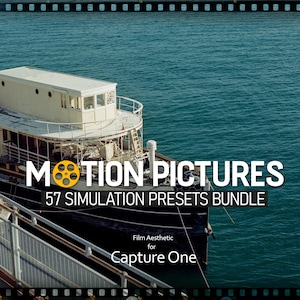 Op de afbeelding: Een zwart-witte boot met de tekst "MOTION PICTURES" en "57 SIMULATION PRESETS BUNDLE". De afbeelding bevat ook de tekst "Film Aesthetic for Capture One". De boot ligt aangemeerd in de buurt van een watermassa.