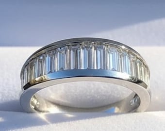 Anello a fascia in oro bianco 14 carati con incastonatura a canale, delicato anello a fascia da donna, anello nuziale con pietra CZ taglio baguette, anello di fidanzamento per lei