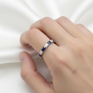 サファイアブルーのバゲットカットCZストーンの婚約指輪、プロポーズ指輪、フルエタニティスタッキングリング、女性用代替宝石指輪