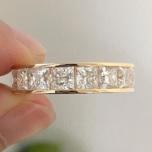 Channel Set Voll Eternity Band, Princess Cut Moissanit Diamant stapelbare Band, 14K Gelbgold Ehering, Verlobungsring für Frauen