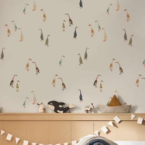 Verspielte Gans Tapetenrolle, skurriles Tiermuster für Kinderzimmer & Bad, Schälen und Aufkleben Bild 4