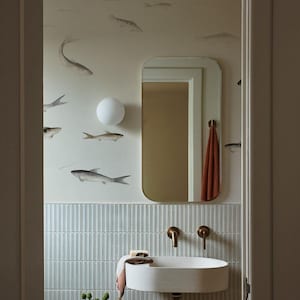 Carta da parati per bagno con pesci, sfondo bianco, tema minimalista dell'oceano, murale con pesci acquerellati, 5-152K colori 1