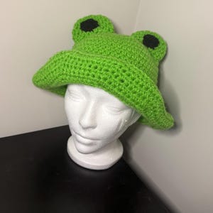 Gehäkelter Frosch-Eimer-Hut: Arnold der Frosch