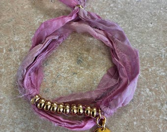 Wikkelarmband zijden sarilint met gouden kralen – verstelbare boho-sieraden