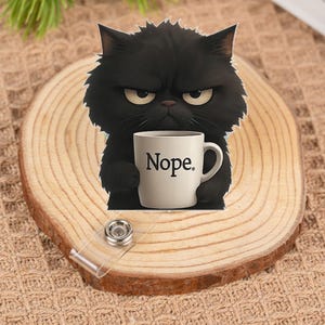 Bobine d'insigne drôle de chat grincheux - Mignon porte-carte d'identité pour amateur de café avec tasse « Nope » - Cadeau humoristique de bureau pour infirmières, enseignants, collègues