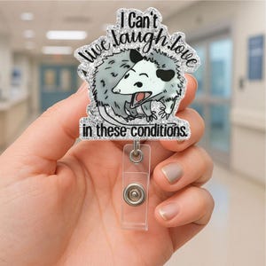 Bobine de badge I can't live Laugh Love in these conditions - Clip d'identification d'opossum amusant pour infirmières, étudiants, humour au bureau, cadeau pour la santé mentale