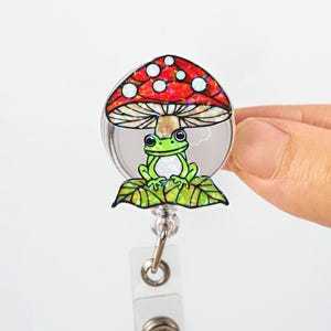 Bobine de badge holographique grenouille et champignon - Porte-cartes d'identité rétractable dynamique et ludique, parfait pour ajouter une touche amusante à votre travail