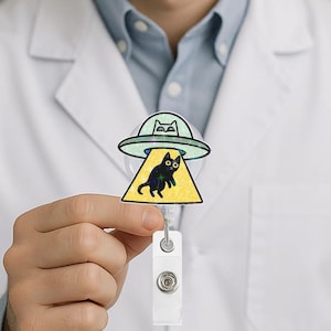 Bobine d'insigne hologramme mignon - Chat noir enlevé par un OVNI avec poutre extraterrestre design avec finition scintillante - Porte-carte d'identité amusant pour les infirmières, les enseignants et les amoureux des chats