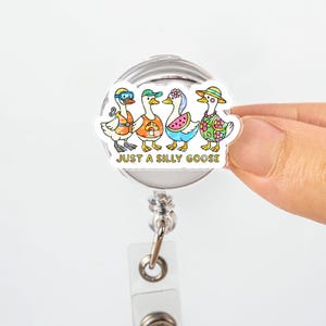 Bobine de badge Just a Silly Goose - Support pour carte d'identité d'escouade de canards drôle, clip de badge rétractable mignon pour infirmières, enseignants, collègues de travail, cadeau de bureau