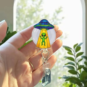 Bobine de badge extraterrestre, joli porte-badge d'identité rétractable pour infirmières, clip pour badge d'infirmière OVNI drôle, cadeau de travail sur le thème de l'espace, décoration de bureau de science-fiction