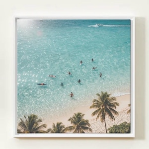 Impresión aérea minimalista de playa tropical: arte mural turquesa con palmeras y surfistas / Póster de decoración costera de verano