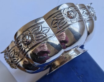 Tigela de prata esterlina, com borda gravada com rosas e treliça.