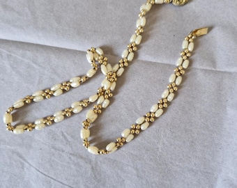 Colar de pérolas de água doce e contas douradas