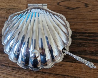 Manteigueira em formato de concha, banhada a prata, com faca de apóstolo em prata esterlina (década de 1970, 1912)