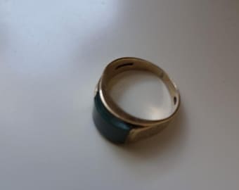 Anel de sinete em ouro 9 quilates e pedra de sangue, com ombros gravados.