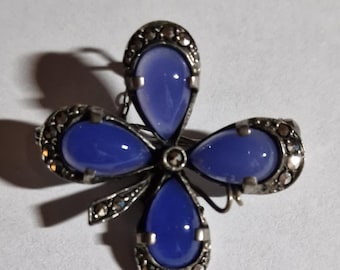 Broche vintage em forma de trevo de quatro folhas, prata de lei, iolita natural e marcasita.