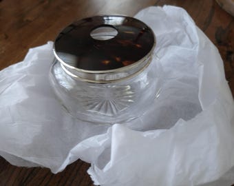 Tigela de prata, casco de tartaruga e vidro lapidado