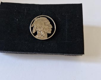 Abotoaduras vintage em níquel com cabeça de índio e búfalo, entalhadas e vazadas.