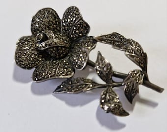 Broche Rosa em Prata de Lei e Marcassita