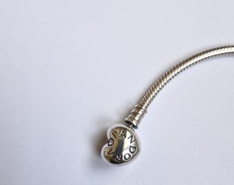 Pulseira Pandora com corrente de cobra e fecho de coração.