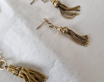 Einzigartiger Vintage Gold- und Saatperlen-Anhänger mit geflochtener Quaste. Dazu passende goldfarbene Quasten Ohrringe.