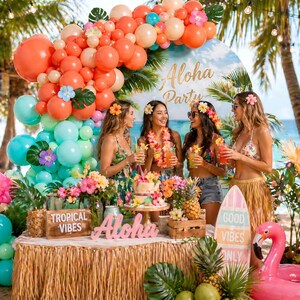 Puede incluir: Una escena de fiesta tropical con un arco de globos en coral, melocot&oacute;n y turquesa. El tel&oacute;n de fondo muestra las palabras "Aloha Party". Una mesa est&aacute; decorada con flores, pi&ntilde;as y un letrero que dice "Tropical Vibes".