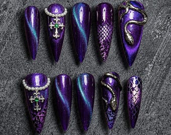 Paarse gotische slang pers op nagels, chroom kruis stilettonagels, donkere fantasie gotische handgemaakte nagelset, luxe Witchy alternatieve nailart