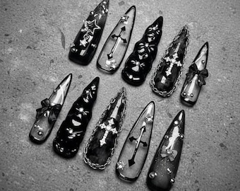 Unghie finte gotiche nere, nail art con croce e stella, design 3D chic