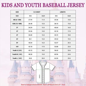 Puede incluir: Tabla de tallas para camisetas de b&eacute;isbol para ni&ntilde;os y j&oacute;venes. La tabla incluye medidas en cent&iacute;metros y pulgadas para el pecho y la longitud, desde 6 meses hasta juvenil grande. Una ilustraci&oacute;n de camiseta est&aacute; en la parte inferior.