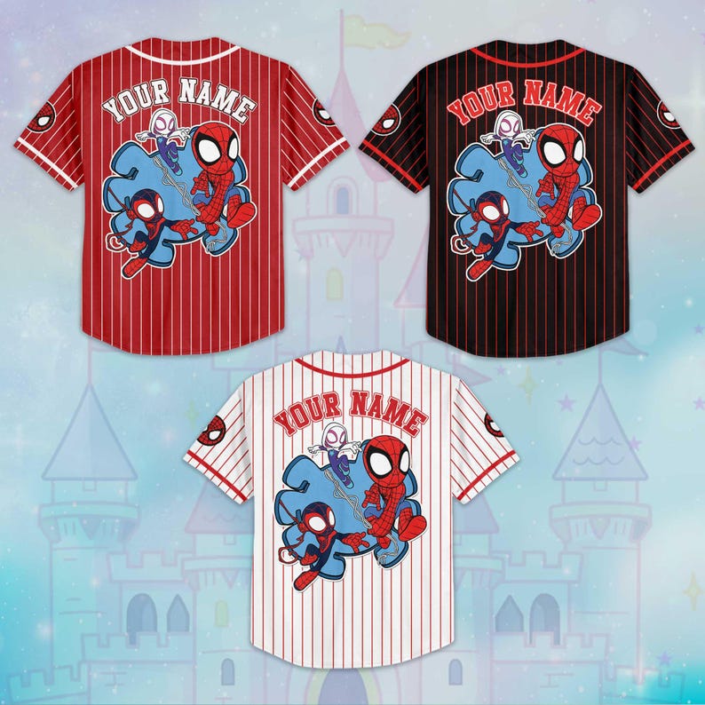 Puede incluir: Tres camisetas de b&eacute;isbol rojas, negras y blancas, cada una con rayas verticales y un dibujo animado de Spider-Man en la espalda. El texto "YOUR NAME" est&aacute; arqueado en la parte superior de cada camiseta. Las camisetas tienen mangas y cuellos blancos.