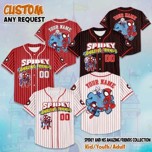 Puede incluir: Camisetas de b&eacute;isbol rojas, negras y blancas con rayas rojas o negras. Muestran los textos "SPIDEY AMAZING FRIENDS" y "YOUR NAME". Cada camiseta presenta un dibujo animado de Spider-Man y sus amigos.