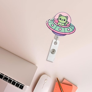 Bobine pour badge chat extraterrestre - Mignon porte-carte d'identité OVNI pour chaton - Accessoire de travail kawaii, clip pour badge spatial amusant pour les infirmières, les enseignants, le personnel de bureau ou le personnel vétérinaire