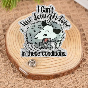Bobine de badge I can't live Laugh Love in these conditions - Clip drôle pour porte-carte d'identité d'opossum - Joli cadeau pour les infirmières, les médecins, les vétérinaires et le personnel de santé