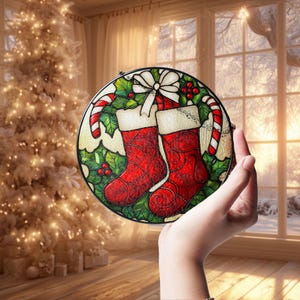 Enfeite de vitral com meias de Natal, decoração de bengala de doces para o feriado, decoração de arte em vidro com botas vermelhas festivas, presente de Natal de inverno