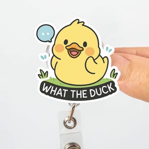 Bobine d'insigne What The Duck - Support pour carte d'identité drôle de canard - Clip rétractable animal mignon - Cadeau pour une infirmière, un enseignant, un collègue, un bureau ou le personnel vétérinaire