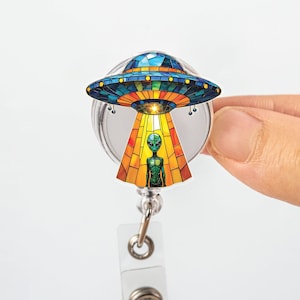 Bobine d'insigne OVNI extraterrestre, porte-carte d'identité rétractable avec design de vaisseau spatial coloré, clip pour badge de travail de science-fiction amusante, cadeau unique pour les infirmières et les enseignants