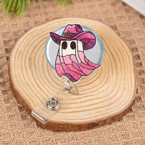 Bobine d'insigne de cow-girl rose avec bandana et chapeau ombrés, un clip d'identification d'Halloween amusant et effrayant pour les infirmières, les enseignants et les fans de western