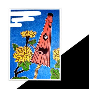 Könnte beinhalten: Ein farbenfroher Druck mit einer rot-schwarzen schirmartigen Kreatur mit langer Zunge, vor einem blauen Hintergrund mit gelben Blumen und weißen Wolken. Das Kunstwerk hat eine traditionelle japanische Ästhetik.