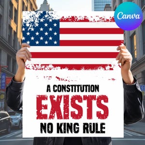 Könnte beinhalten: Ein weißes Schild mit dem Design der amerikanischen Flagge oben. Das Schild trägt den Text "A CONSTITUTION EXISTS NO KING RULE" in Rot und Schwarz. Das Schild wird vor einer Stadtstraße hochgehalten.