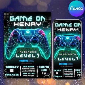 Puede incluir: Una invitación digital con un mando de videojuego azul y verde con luces de neón, fondo negro y el texto "Game On Henry Has Reached Level 7". La invitación también incluye la fecha, la hora y la ubicación del evento.