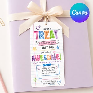 Puede incluir: Una etiqueta de regalo rectangular blanca con un patrón de papel rayado, atada con una cinta color crema. La etiqueta presenta un texto colorido dibujado a mano: Here's a TREAT to brighten your FIRST DAY and make it AWESOME! Wishing you a day full of smiles, fun, and new adventures! From: Someone who's cheering for you every step!