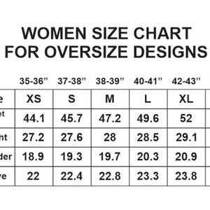 Puede incluir: Tabla de tallas en blanco y negro para dise&ntilde;os oversize de mujer. La tabla incluye medidas de contorno de pecho, largo, hombro y manga en cm, desde la XS hasta la 2XL.
