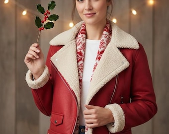 Chaqueta motera de piel roja con forro de borrego para mujer: abrigo acogedor de estilo motero para las vacaciones de invierno.